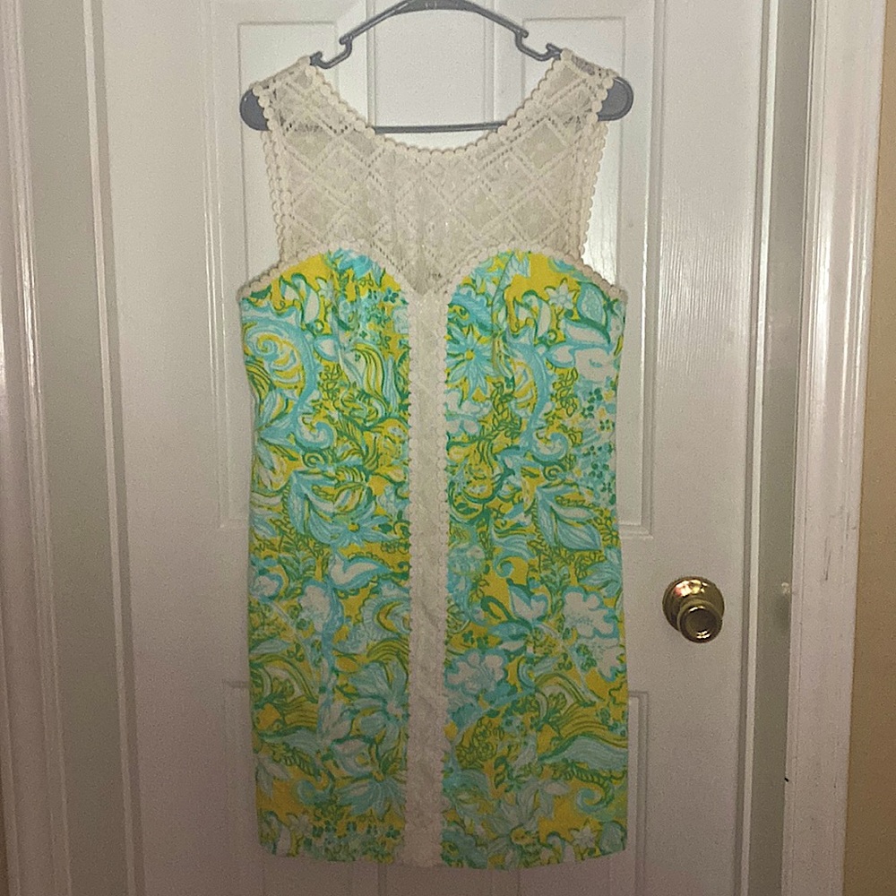 I’m selling a size 8 lilly pulitzer dress it is green,white and blue